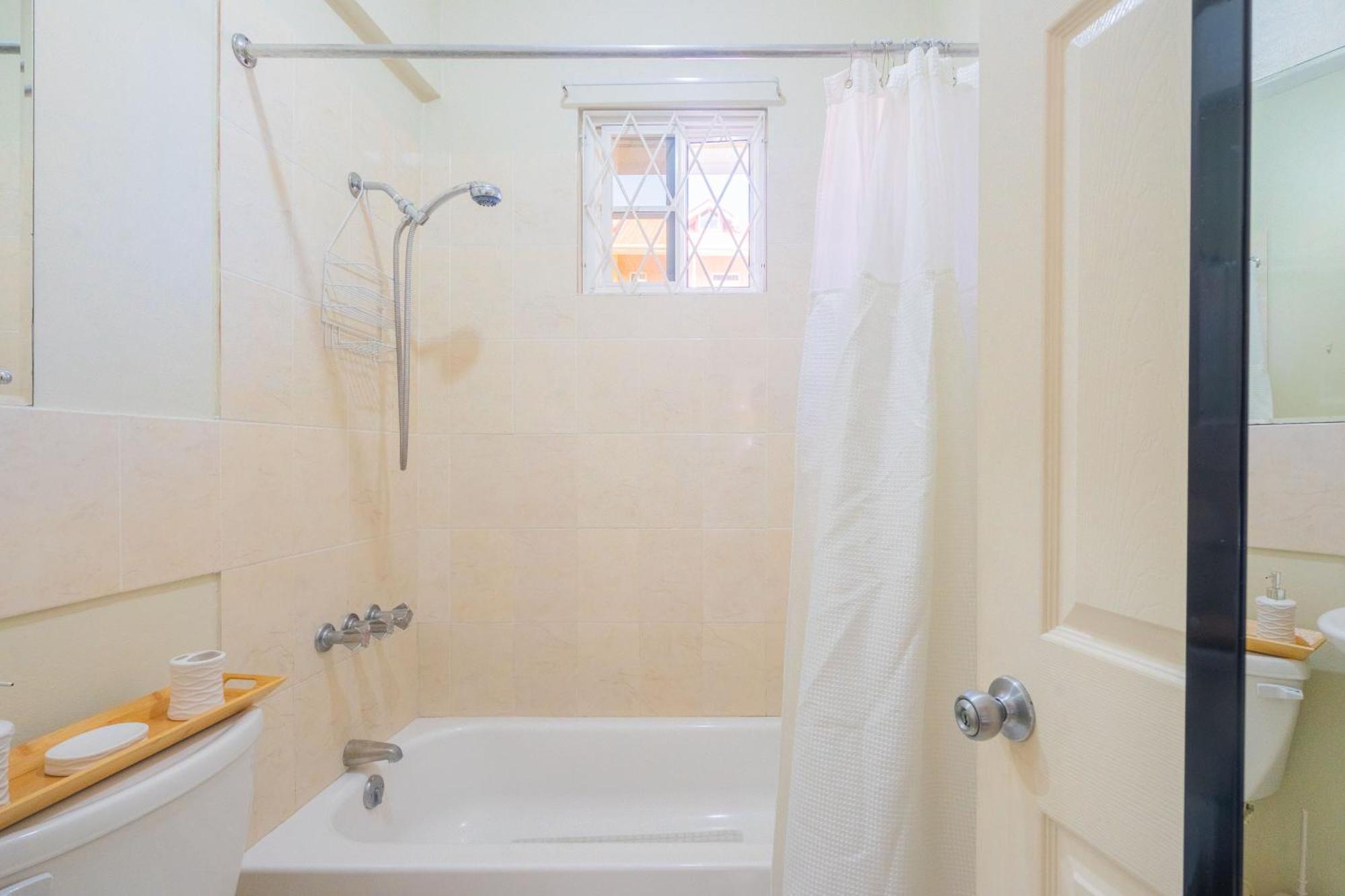 Musgrave Annex- Comfy 1 Bedroom Apartment On The Ground Floor Kingston Bagian luar foto