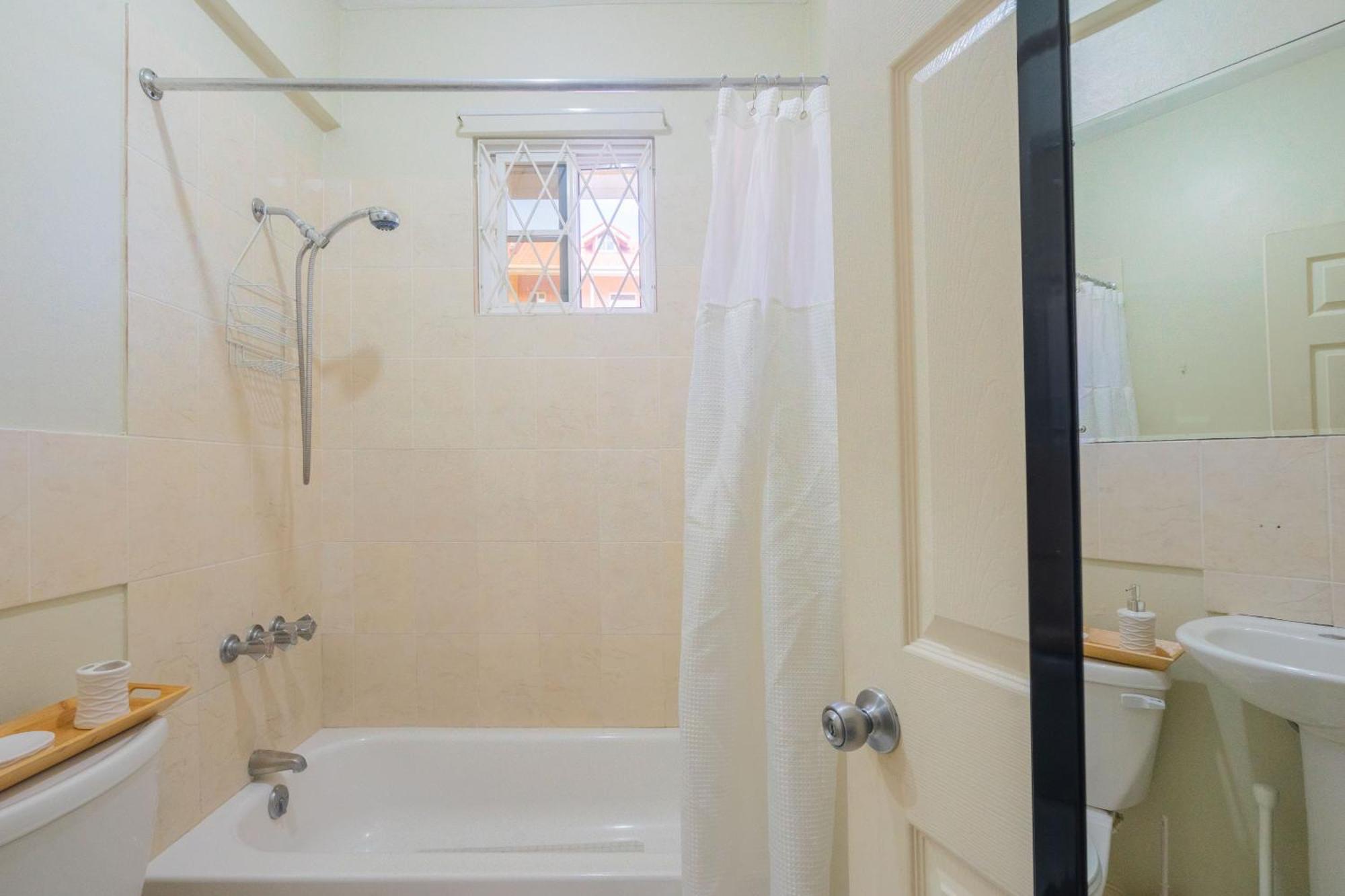 Musgrave Annex- Comfy 1 Bedroom Apartment On The Ground Floor Kingston Bagian luar foto